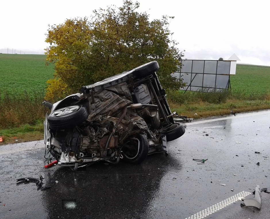 U Velké Bystřice se čelně srazila dvě auta, zraněnou ženu s malým dítětem museli z vozu vyprošťovat