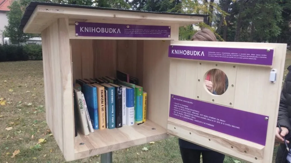 Prostějov má svoji první dřevěnou knihobudku, slouží k bezplatné výměně knih