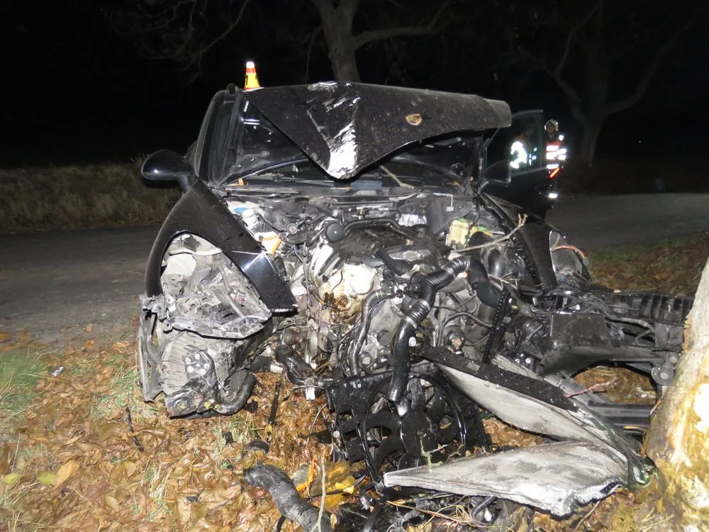 Podnapilý řidič narazil se svým Porsche do stromu. Policistům řekl, že vypil dvě nealko piva