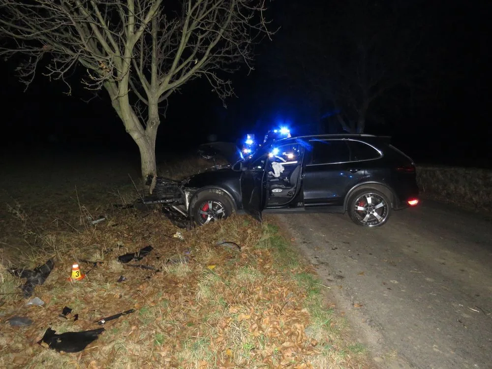 Podnapilý řidič narazil se svým Porsche do stromu. Policistům řekl, že vypil dvě nealko piva