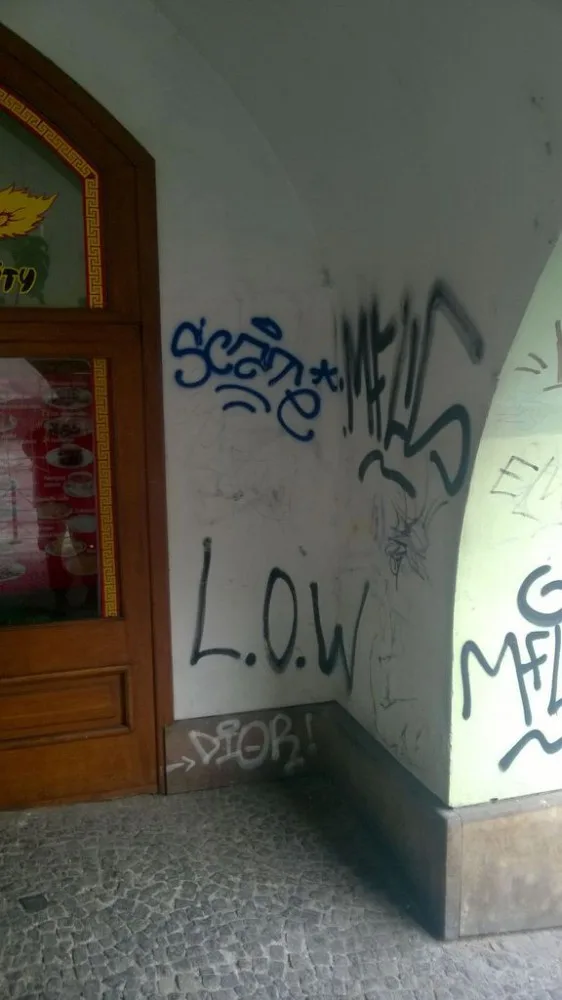 VIDEO: Městská policie zadržela muže po tom, co posprejoval podloubí domu v Zámečnické ulici