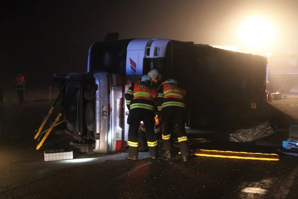 FOTO/VIDEO: Podívejte se, jak probíhalo noční cvičení u Vrbátek. Nechyběl ani převrácený autobus