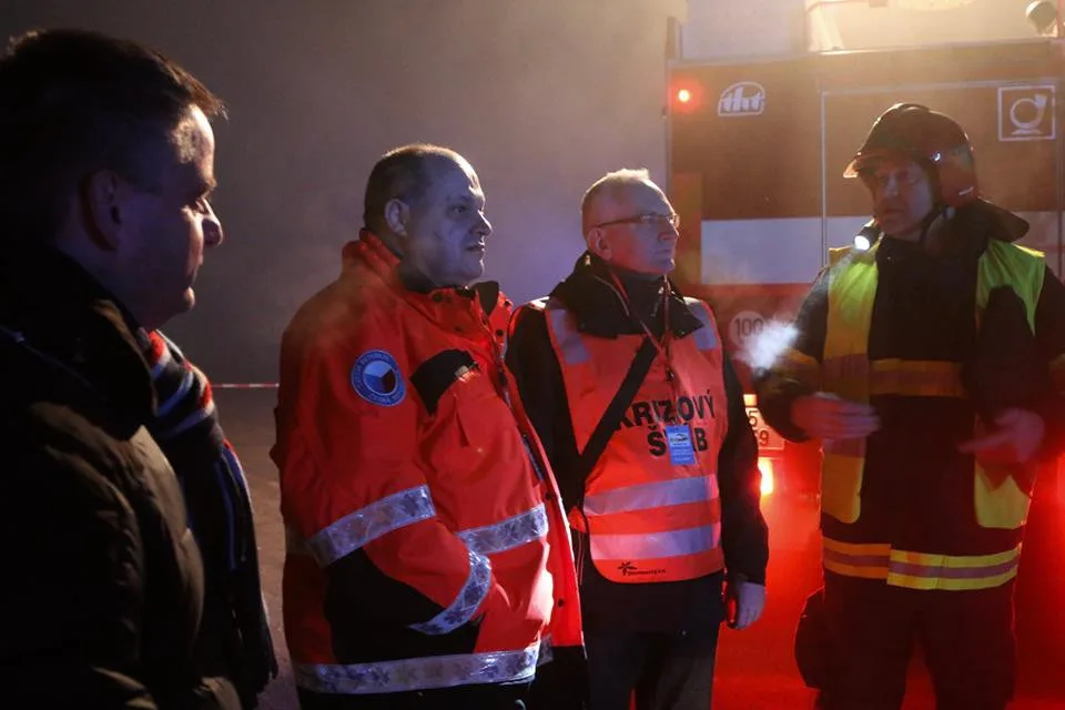 FOTO/VIDEO: Podívejte se, jak probíhalo noční cvičení u Vrbátek. Nechyběl ani převrácený autobus