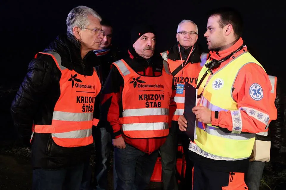 FOTO/VIDEO: Podívejte se, jak probíhalo noční cvičení u Vrbátek. Nechyběl ani převrácený autobus