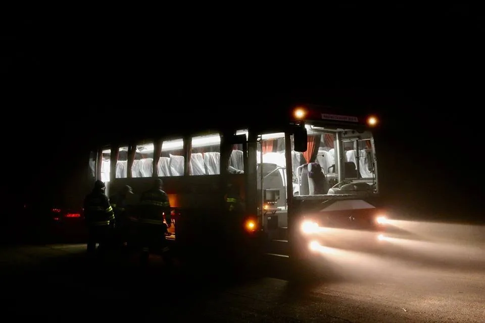FOTO/VIDEO: Podívejte se, jak probíhalo noční cvičení u Vrbátek. Nechyběl ani převrácený autobus