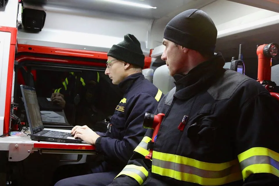 FOTO/VIDEO: Podívejte se, jak probíhalo noční cvičení u Vrbátek. Nechyběl ani převrácený autobus