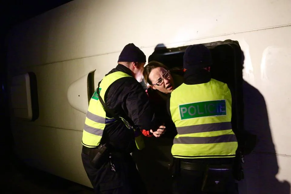 FOTO/VIDEO: Podívejte se, jak probíhalo noční cvičení u Vrbátek. Nechyběl ani převrácený autobus