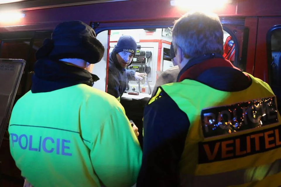 FOTO/VIDEO: Podívejte se, jak probíhalo noční cvičení u Vrbátek. Nechyběl ani převrácený autobus