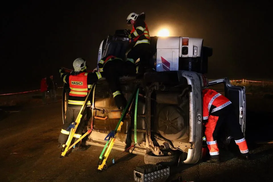 FOTO/VIDEO: Podívejte se, jak probíhalo noční cvičení u Vrbátek. Nechyběl ani převrácený autobus