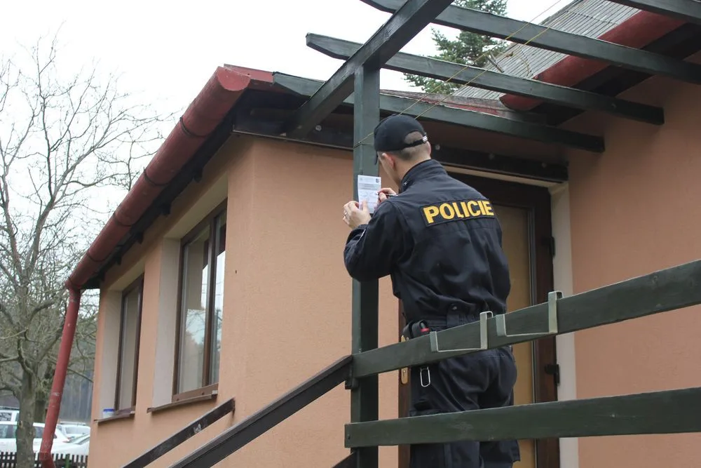 Policisté kontrolovali chatoviště. Na lístku nechávali rady chatařům, jak zabezpečit svůj majetek