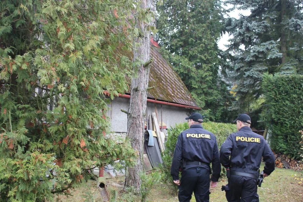 Policisté kontrolovali chatoviště. Na lístku nechávali rady chatařům, jak zabezpečit svůj majetek