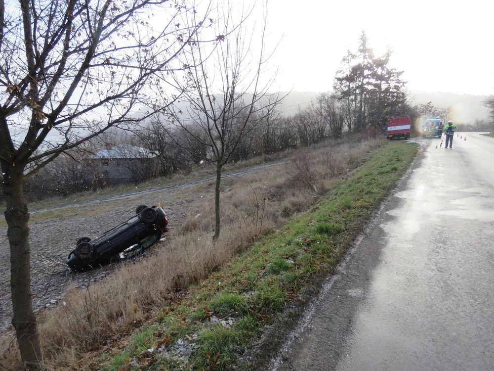 Mladá řidička nezvládla se svým autem zatáčku, sjela ze srázu a skončila na střeše