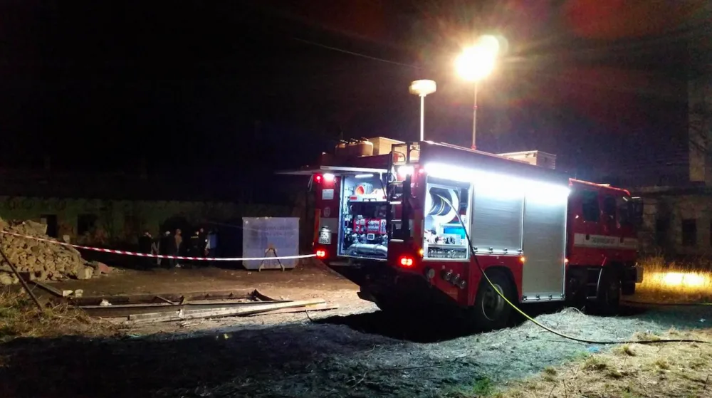 Hasiči řešili v noci hned dva požáry, při likvidaci jednoho z nich našli ostatky lidského těla