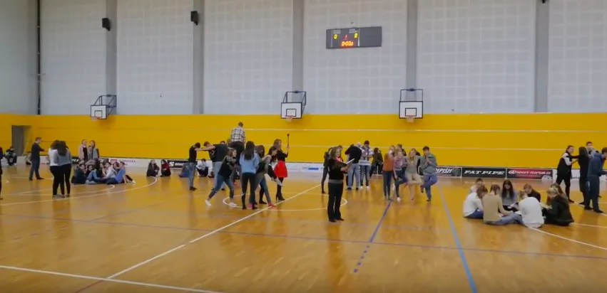 VIDEO: Na Čajkárně se odehrál Mannequin Challenge. Kdo to pokazil, dostal za trest meme obličej