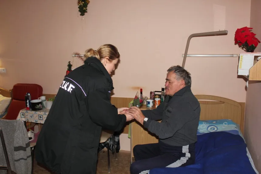 Policisté zakoupili vánoční hvězdy a obdarovali seniory. Výtěžek půjde onkologicky nemocným dětem