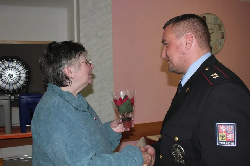 Policisté zakoupili vánoční hvězdy a obdarovali seniory. Výtěžek půjde onkologicky nemocným dětem