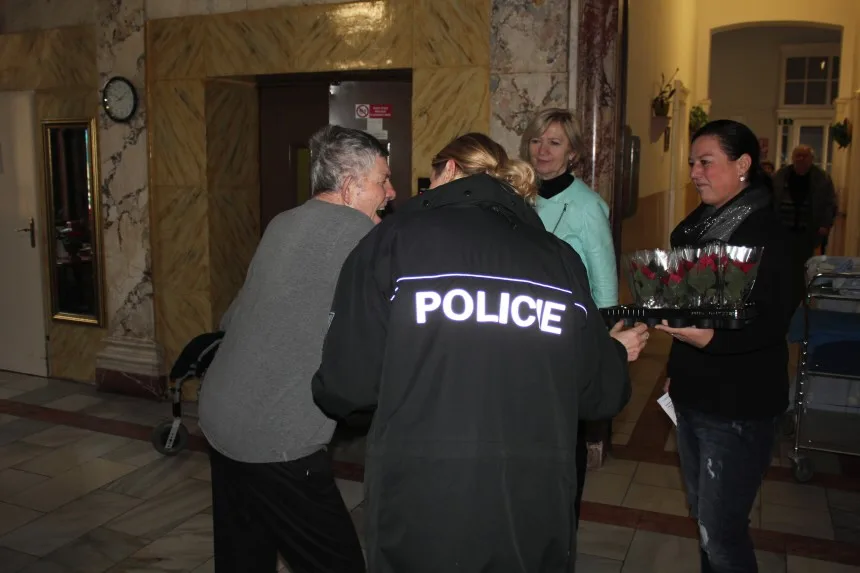 Policisté zakoupili vánoční hvězdy a obdarovali seniory. Výtěžek půjde onkologicky nemocným dětem