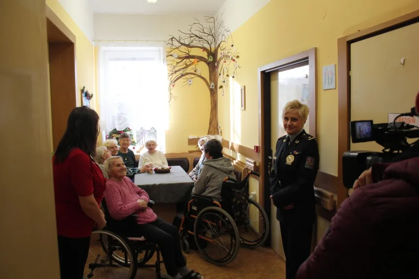 Policisté zakoupili vánoční hvězdy a obdarovali seniory. Výtěžek půjde onkologicky nemocným dětem