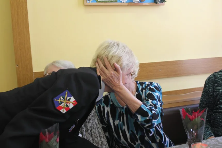 Policisté zakoupili vánoční hvězdy a obdarovali seniory. Výtěžek půjde onkologicky nemocným dětem