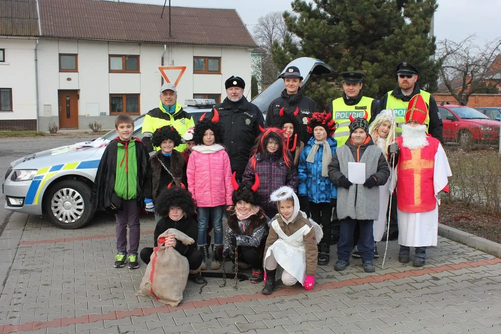 Děti převlečené za Mikuláše, anděly a čerty kontrolovaly společně s policisty řidiče