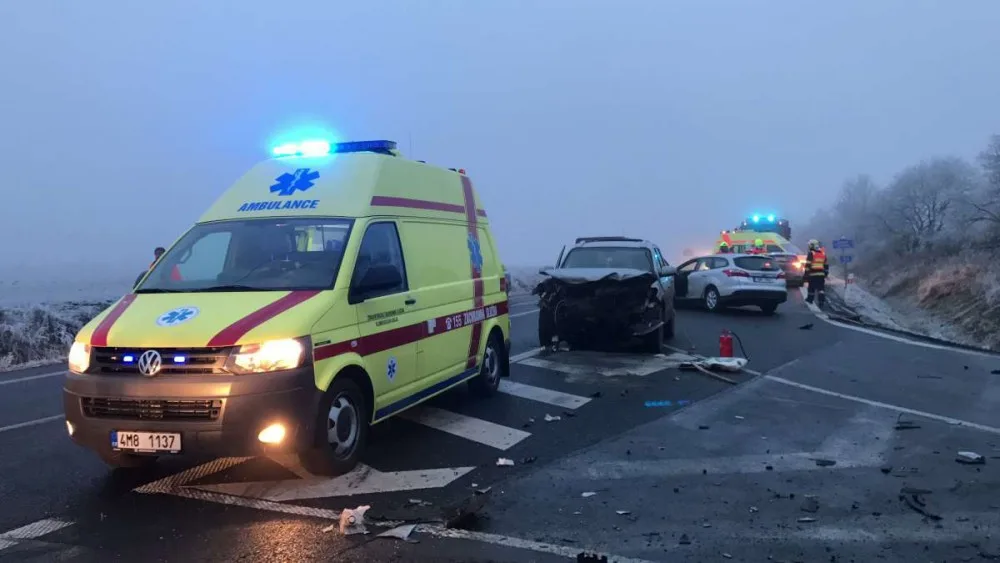 VIDEO: U Horní Loděnice se v neděli odpoledne srazila tři auta, na místě zůstaly zraněné osoby