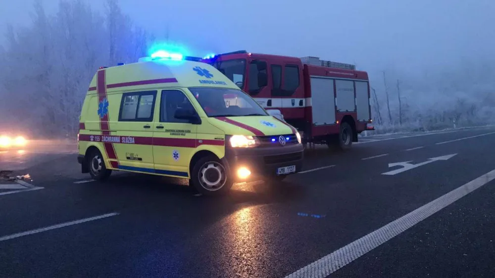 VIDEO: U Horní Loděnice se v neděli odpoledne srazila tři auta, na místě zůstaly zraněné osoby