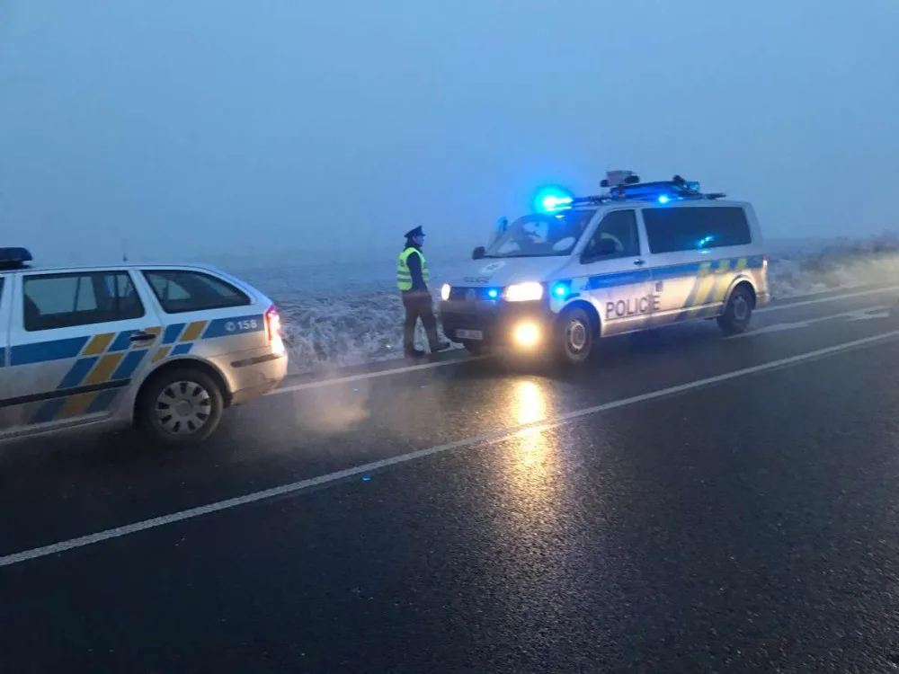 VIDEO: U Horní Loděnice se v neděli odpoledne srazila tři auta, na místě zůstaly zraněné osoby