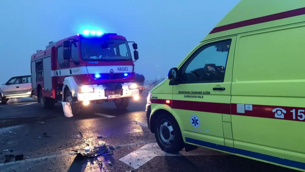 VIDEO: U Horní Loděnice se v neděli odpoledne srazila tři auta, na místě zůstaly zraněné osoby