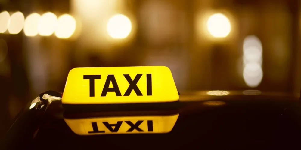 Zloděj si pro převoz lupu zavolal taxíka. Důvtipný řidič ho zavezl přímo před policejní stanici