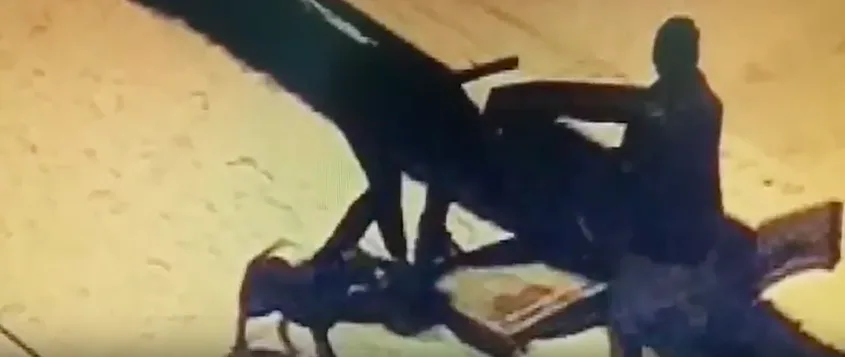 VIDEO: Mladíci řádili v centru města, do parády si vzali popelnice i reklamní poutače