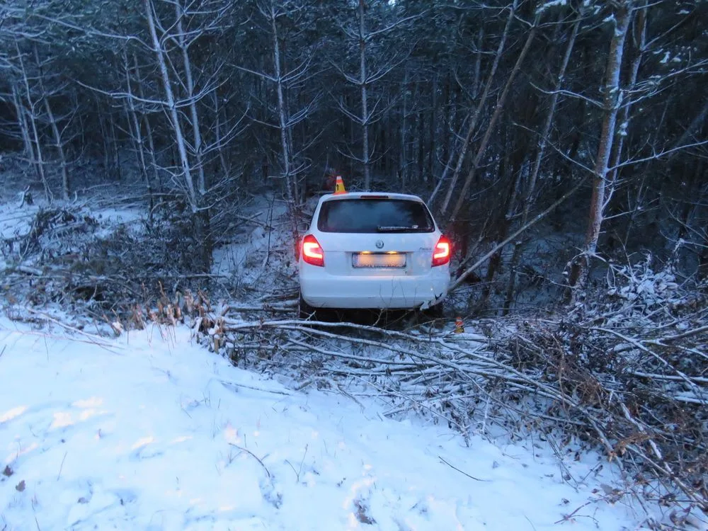 Řidička nebyla opatrná při jízdě na uježděném sněhu, se svým autem skončila mimo silnici