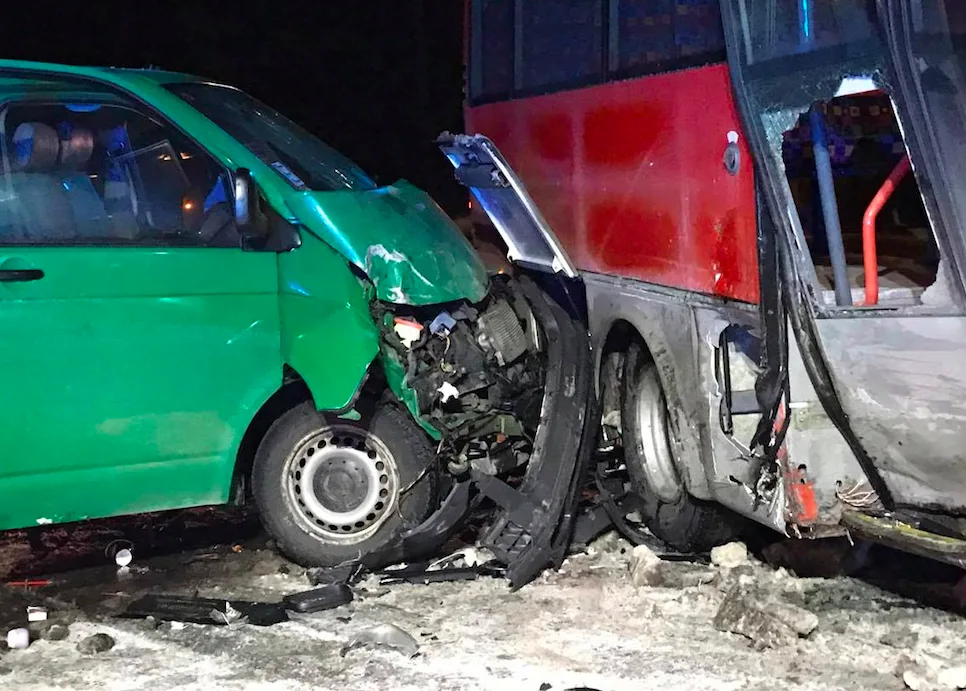 VIDEO: Při úterní nehodě autobusu a dodávky se zranili čtyři lidé