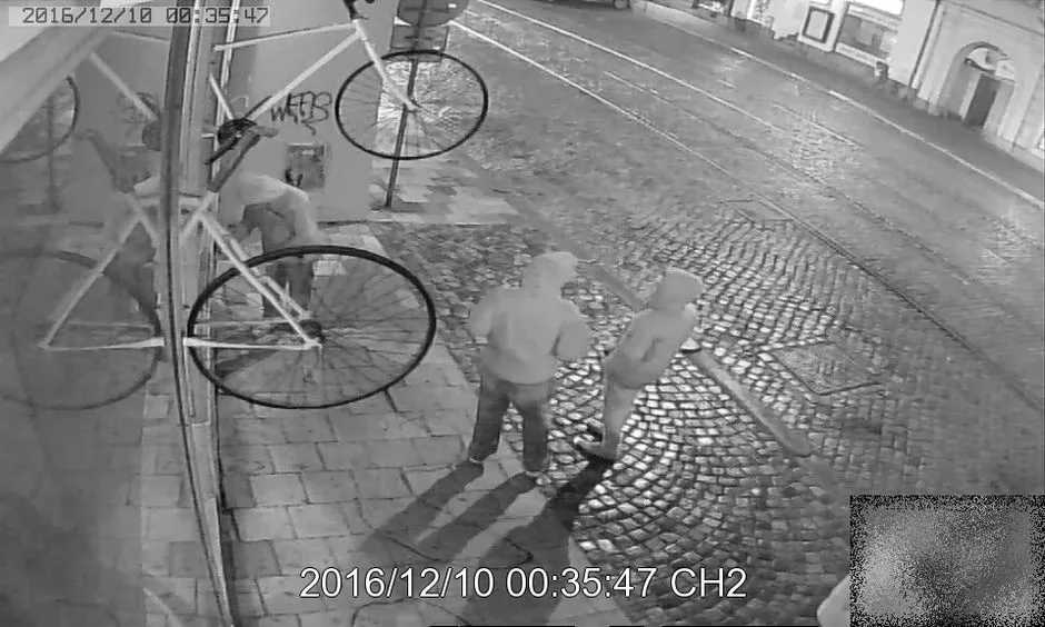 VIDEO: Pomozte najít sprejery, kteří poničili fasádu domu v Olomouci
