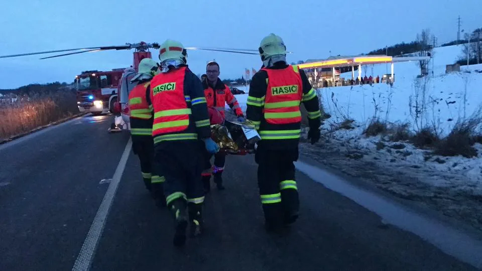 VIDEO: U Krčmaně se srazila dvě auta, na místě zůstali čtyři zranění