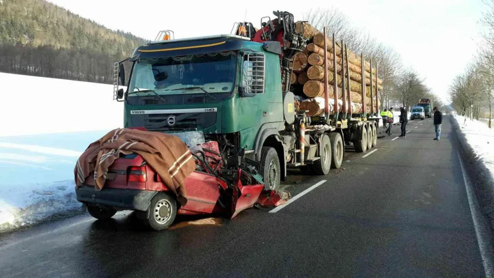 Na Šumpersku dnes zemřel člověk po srážce osobního auta a kamionu