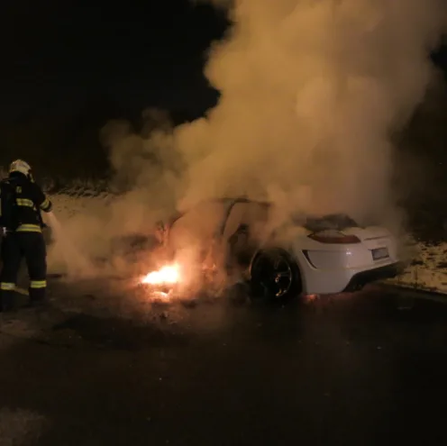 VIDEO: U Nemilan shořelo luxusní Porsche, škoda se vyšplhala na 3 miliony korun