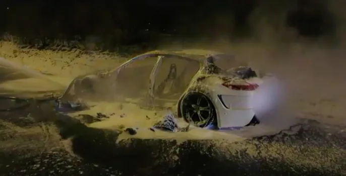 VIDEO: U Nemilan shořelo luxusní Porsche, škoda se vyšplhala na 3 miliony korun