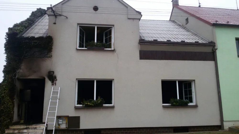 Úmyslně založený požár, při kterém se zranila jedna osoba, zaměstnal tři jednotky hasičů