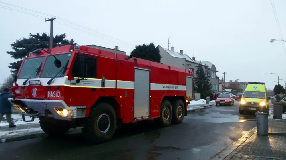 Úmyslně založený požár, při kterém se zranila jedna osoba, zaměstnal tři jednotky hasičů