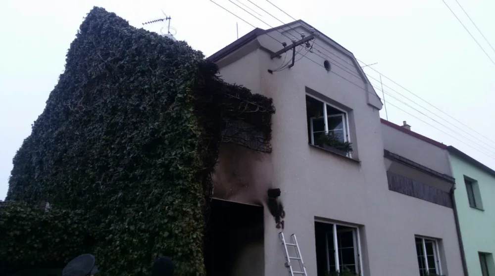 Úmyslně založený požár, při kterém se zranila jedna osoba, zaměstnal tři jednotky hasičů