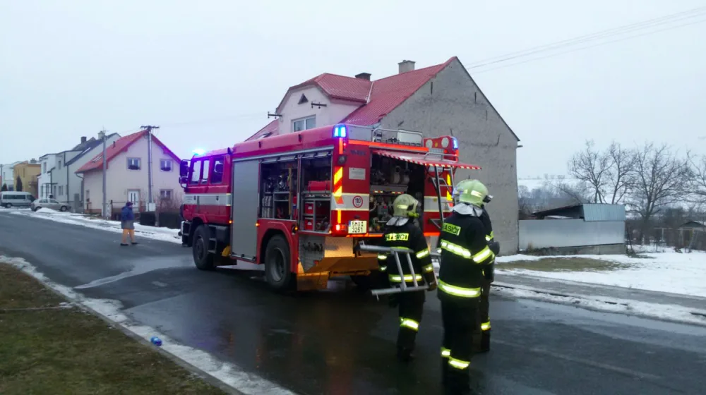Úmyslně založený požár, při kterém se zranila jedna osoba, zaměstnal tři jednotky hasičů