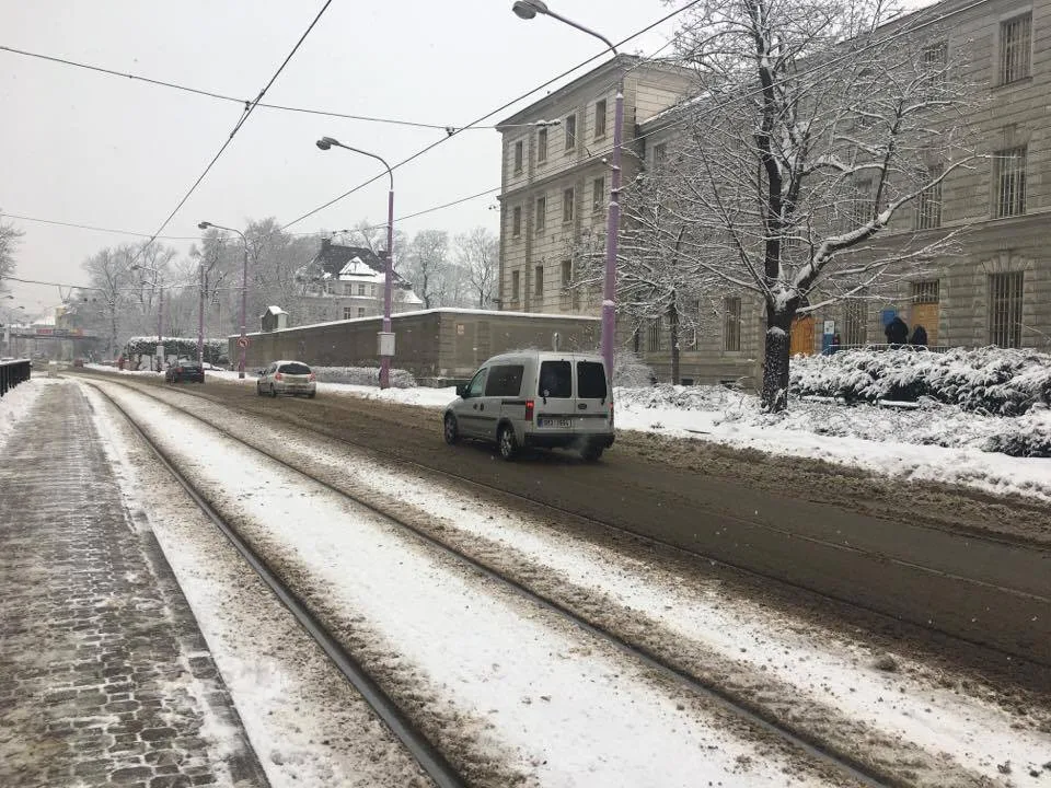 Policie i hasiči Olomouckého kraje upozorňují na nebezpečnou situaci na silnicích