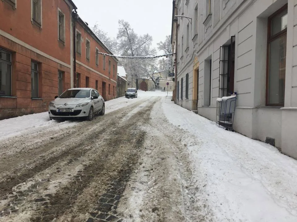 Policie i hasiči Olomouckého kraje upozorňují na nebezpečnou situaci na silnicích