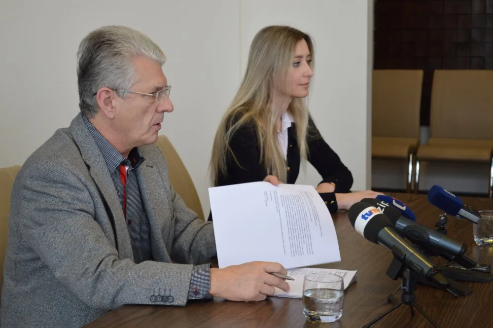 VIDEO: Košta na tiskové konferenci znovu zopakoval, že rezignovat nehodlá