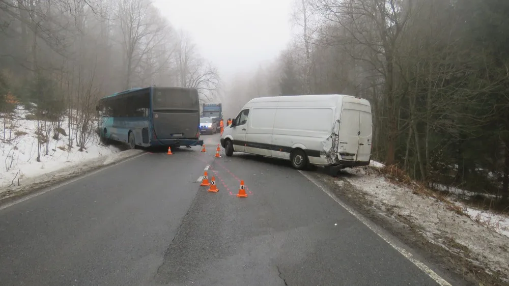 Autobus při jízdě z kopce narazil do dodávky, pak skončil v příkopu