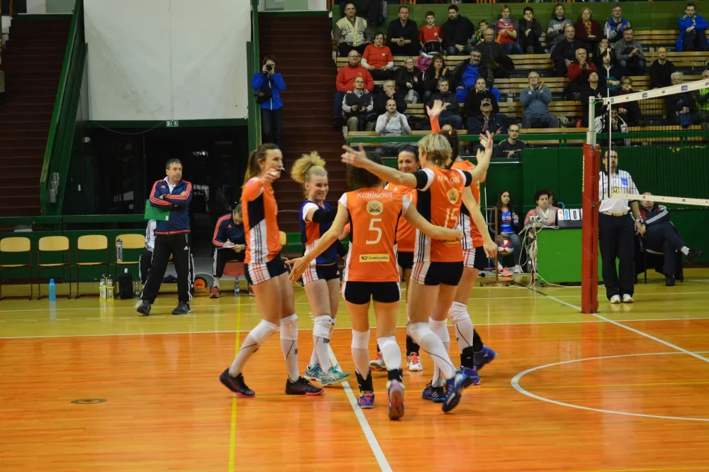 Volejbalistky zvládly bitvu na palubovce Prahy, domů si vezou hladkou výhru 3:0