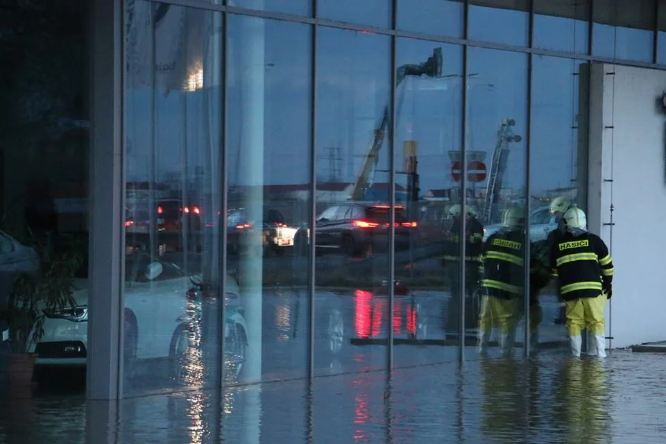 FOTO/VIDEO: Voda z polí zaplavila autosalon v Olomouci, hasiči jsou stále na místě