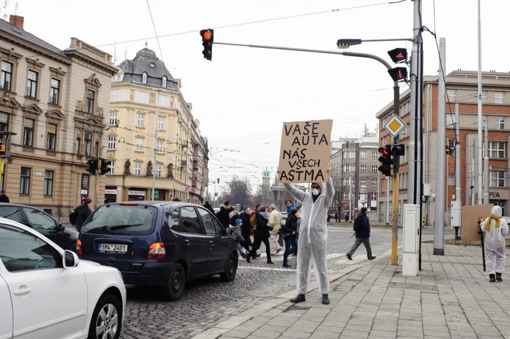 FOTO: Aktivisté uspořádali v centru Olomouce smogový happening, město prý přistupuje k situaci liknavě