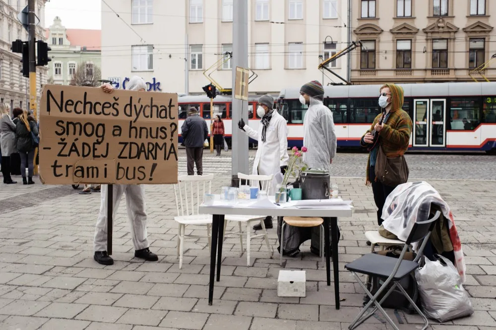FOTO: Aktivisté uspořádali v centru Olomouce smogový happening, město prý přistupuje k situaci liknavě