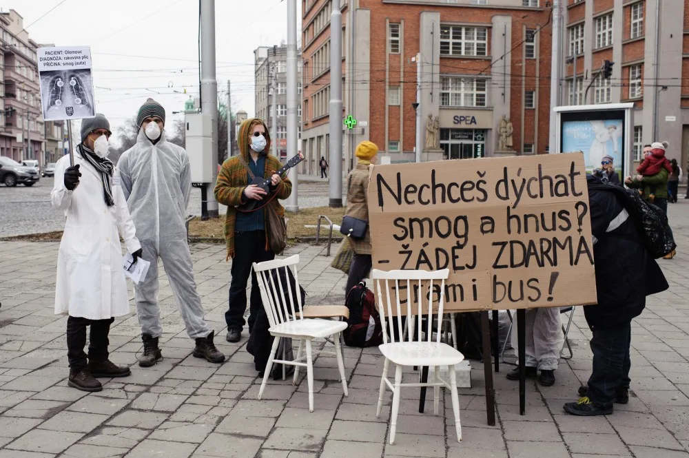 FOTO: Aktivisté uspořádali v centru Olomouce smogový happening, město prý přistupuje k situaci liknavě